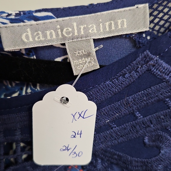 Sleeveless Navy and Coral Printed Tank Top - Picture 2 of 4